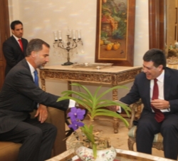 Don Felipe durante el encuentro con el presidente electo, Horacio Cartes